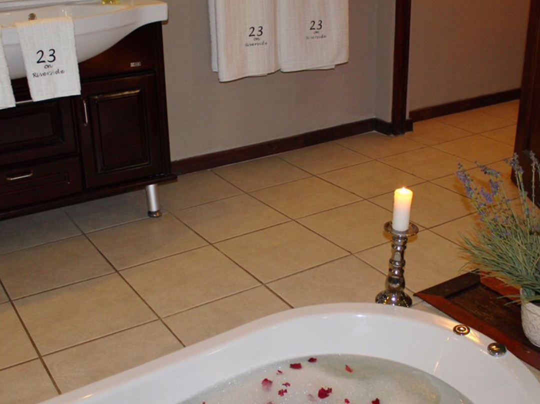 Twenty Three on Riverside主图