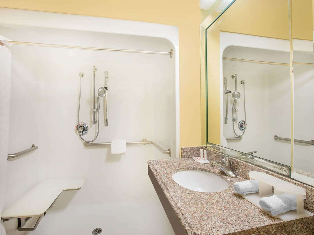 Super 8 By Wyndham Bay City主图