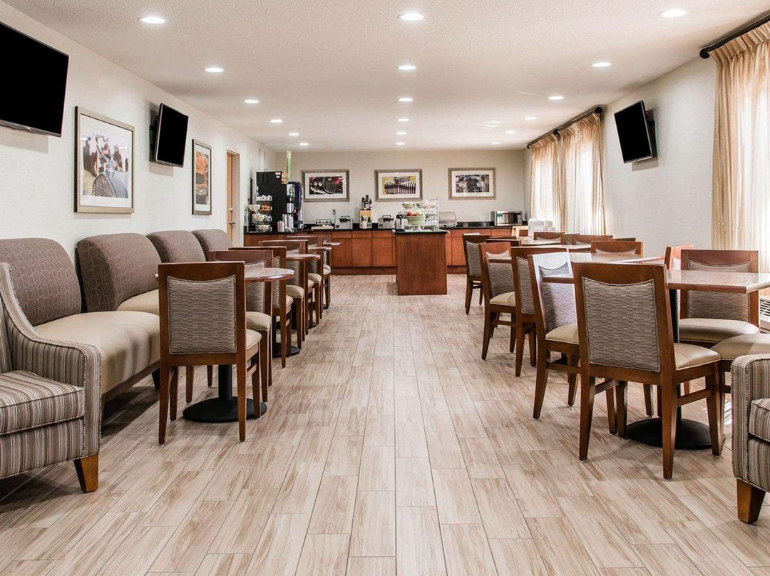 Quality Inn & Suites Warren - Detroit主图