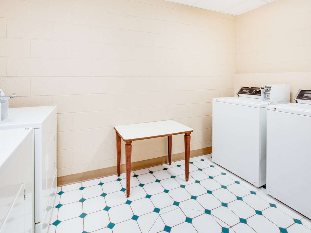 Super 8 by Wyndham Brooklyn主图