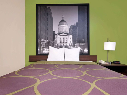 曼西鲍尔速8酒店主图