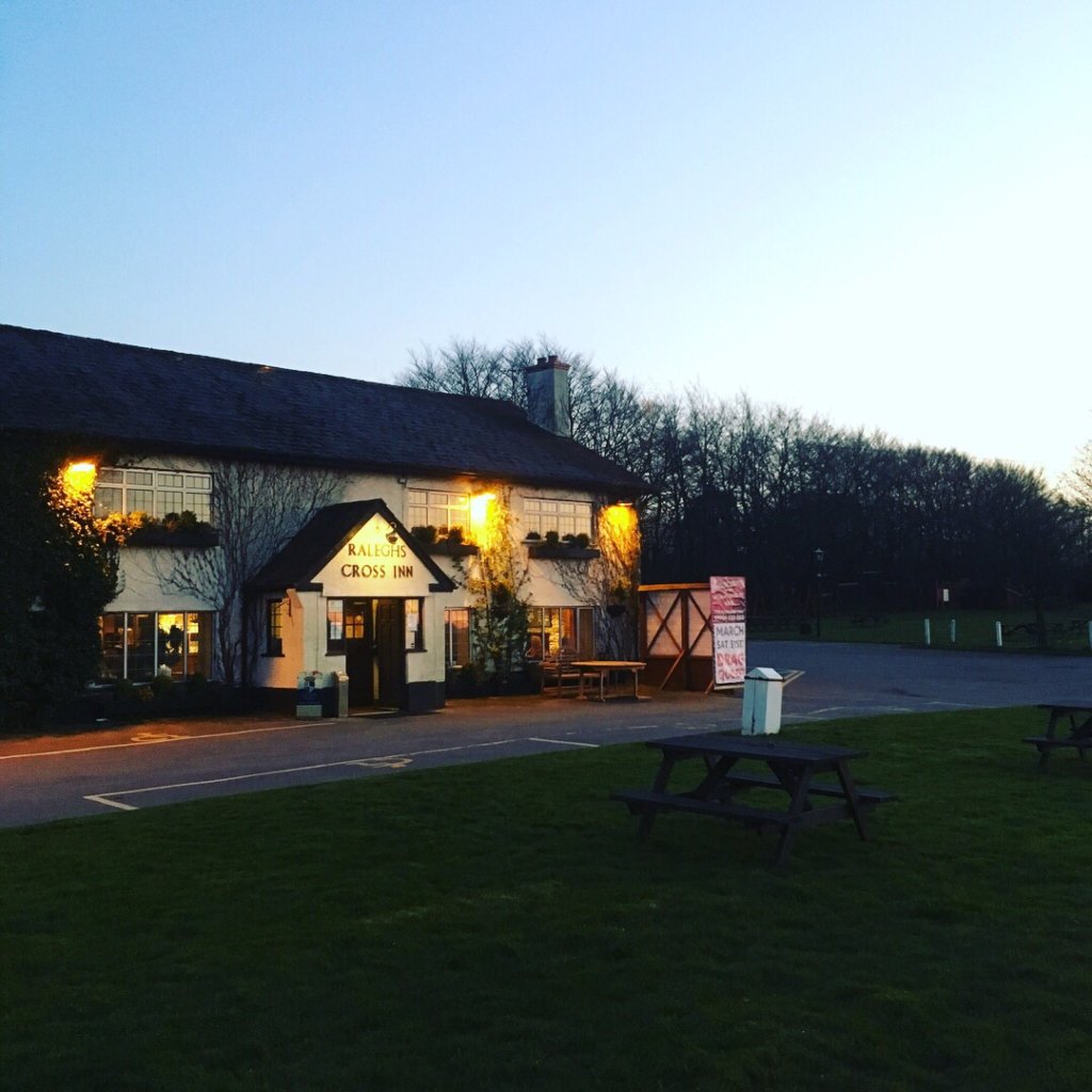 Ralegh's Cross Inn-官方