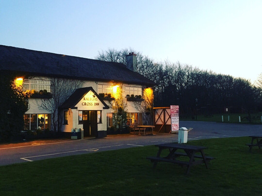 Ralegh's Cross Inn主图