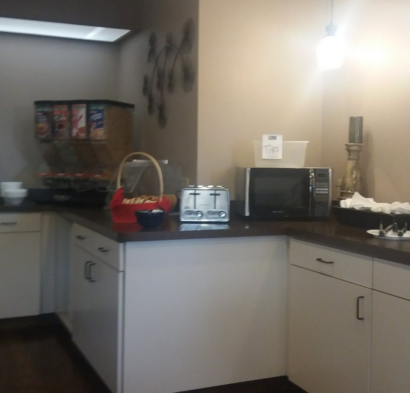 Ten Pin Inn & Suites主图