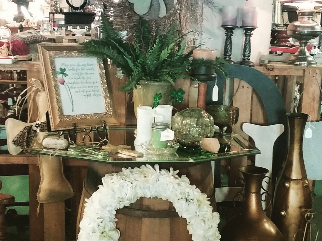 Pioneer Antique Market景点图片