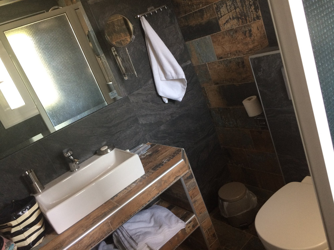 Royal Hotel and Suites主图