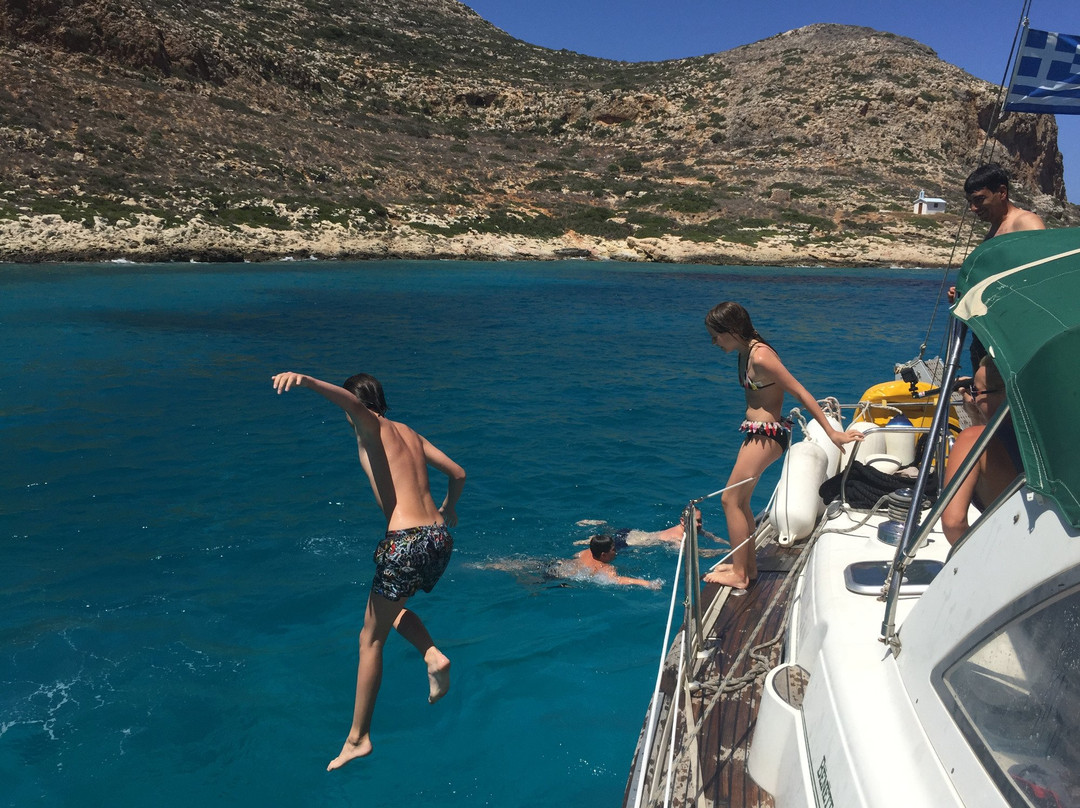 Mikros Naftilos Cruises景点图片
