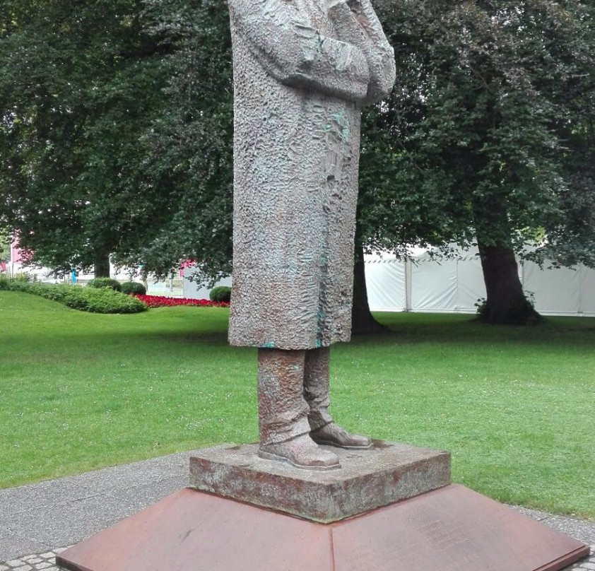 Friedrich-Engels-Denkmal-伍珀塔尔必去景点