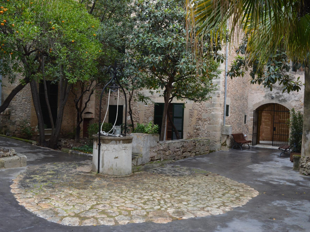 Placa Vella i Ca'n Llobera-Pollenca必去景点