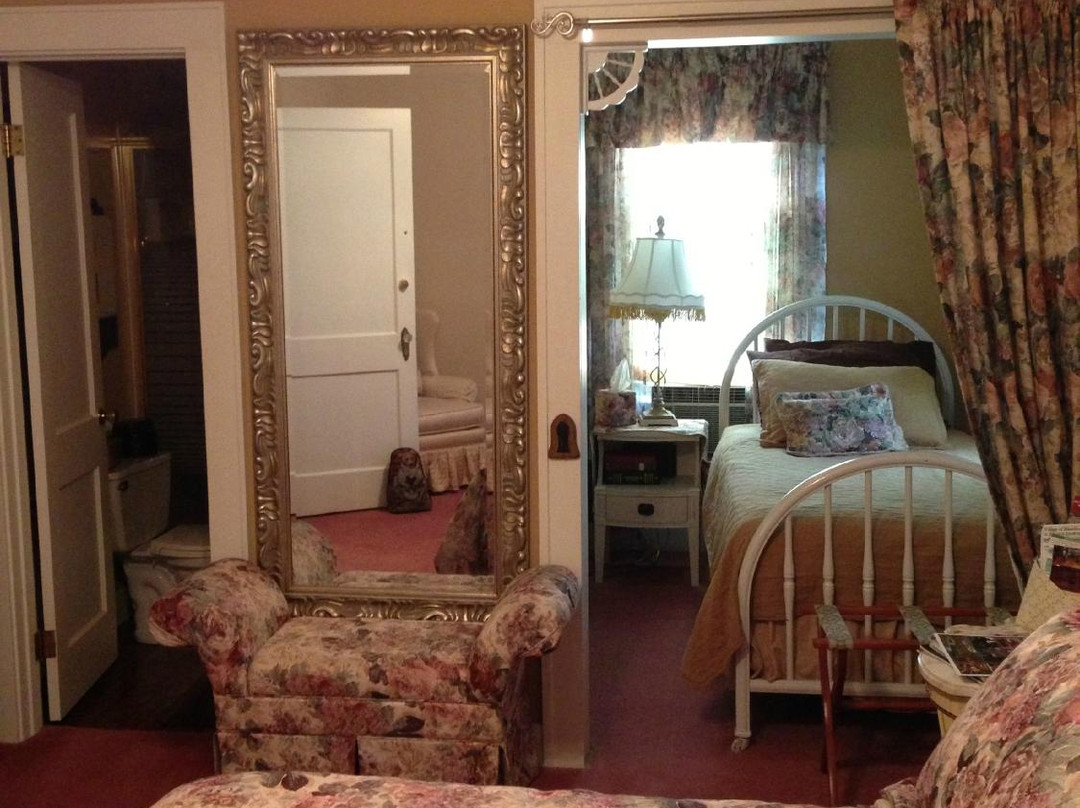 Madison Bed, Book & Candle主图