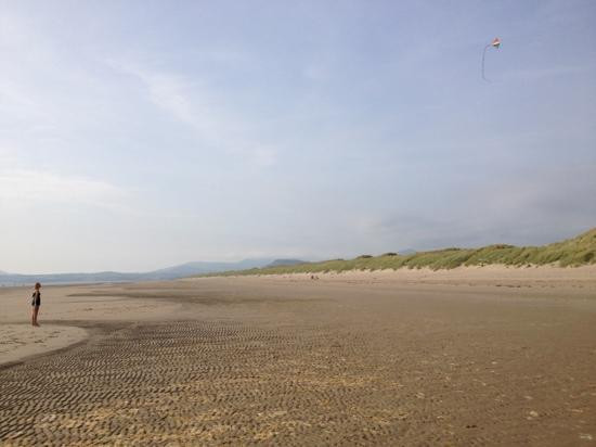 Harlech Beach景点图片