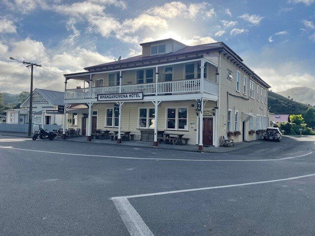 Whangamomona Hotel-浴室
