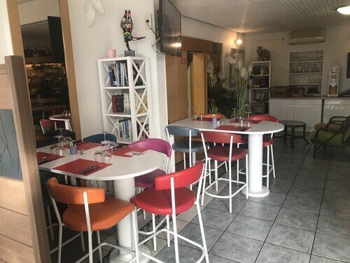 Hôtel Bar Restaurant Couleurs Sud-餐饮