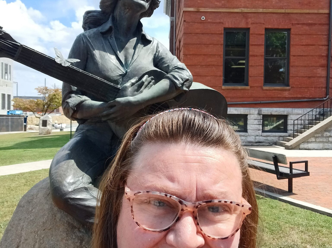 Dolly Parton Statue-塞维尔维尔必去景点