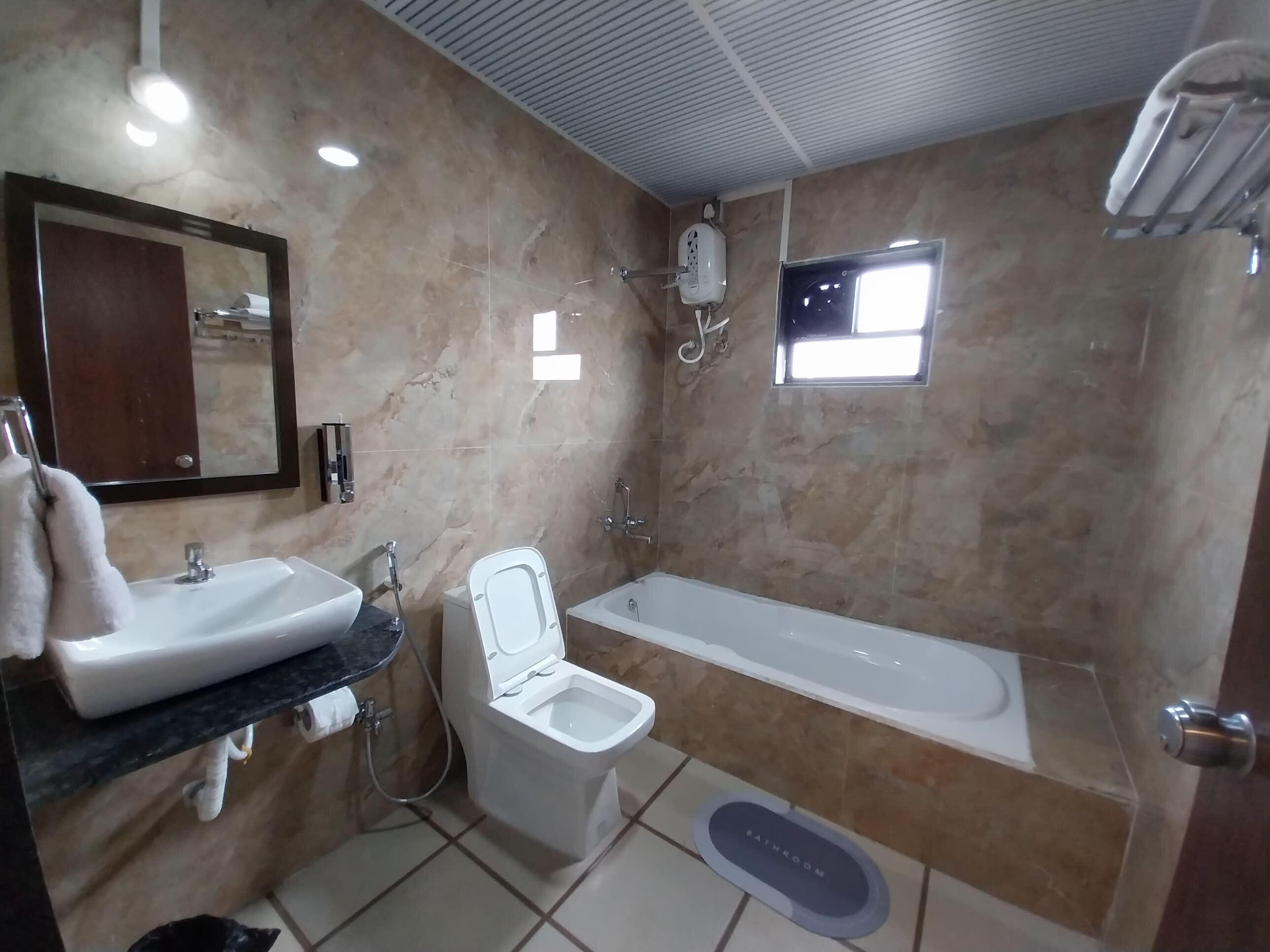 Mango Valley Resorts Ganpatipule-浴室