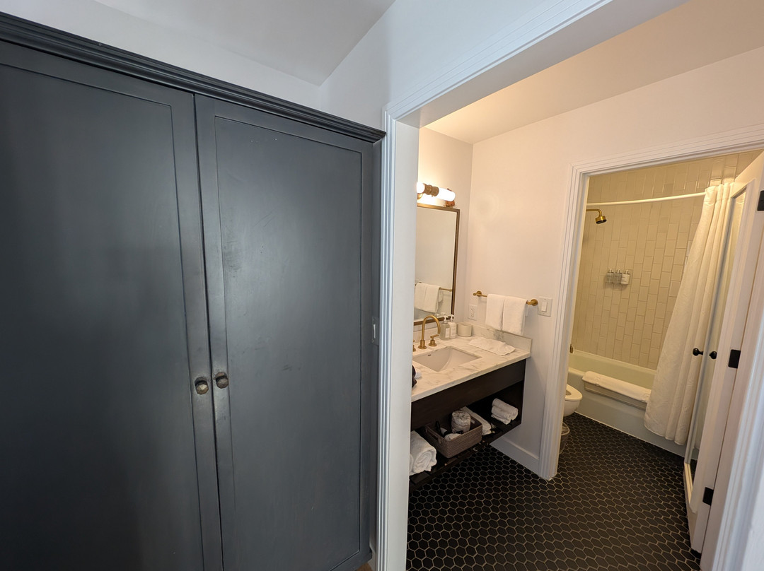 蓝丝拜酒店主图