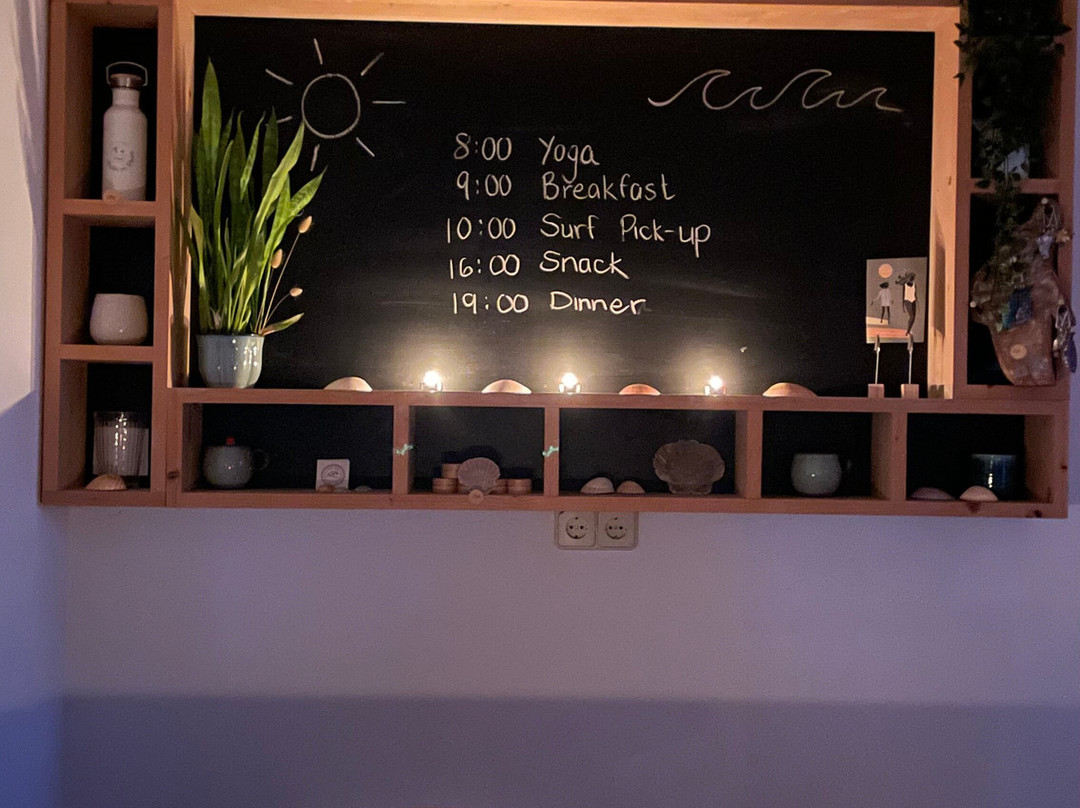 Chicks On Waves主图