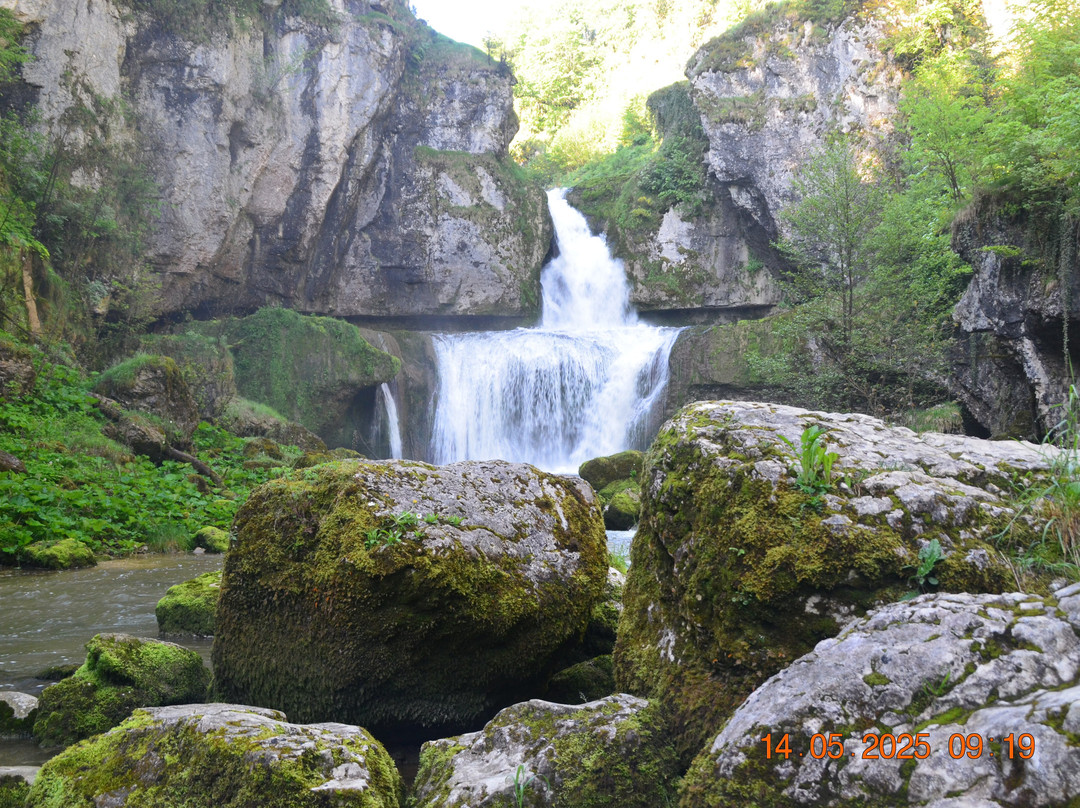 La Cascade de la Billaude景点图片