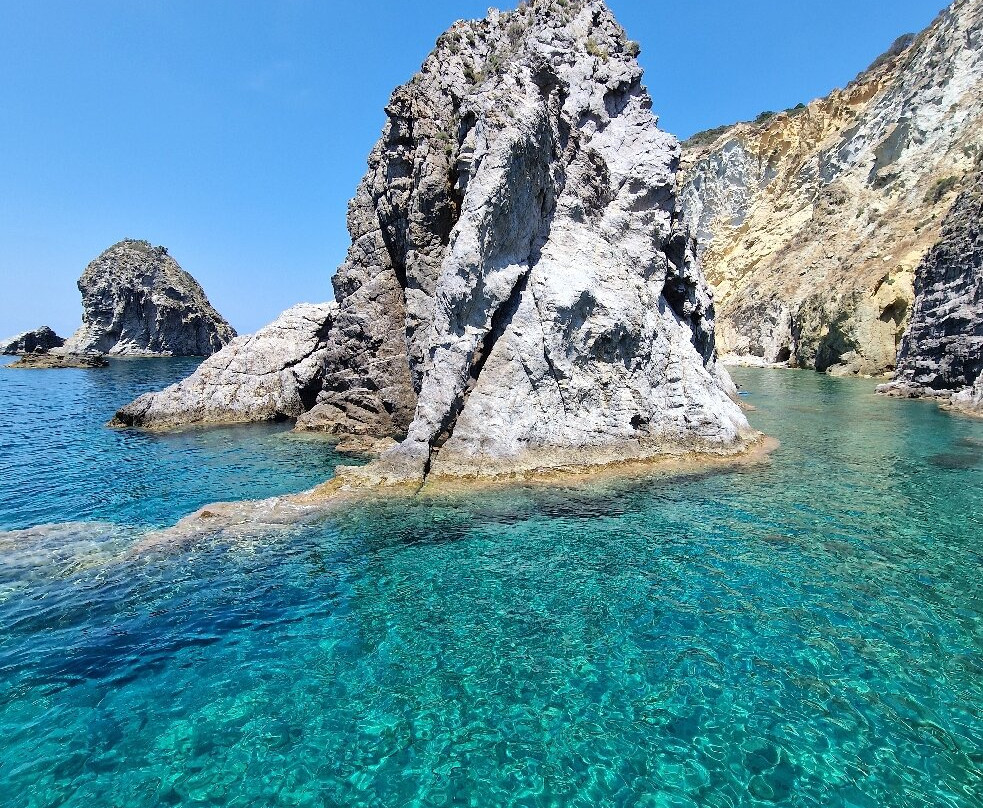 Noleggio Barche Arcobaleno-Parmarola Island必去景点