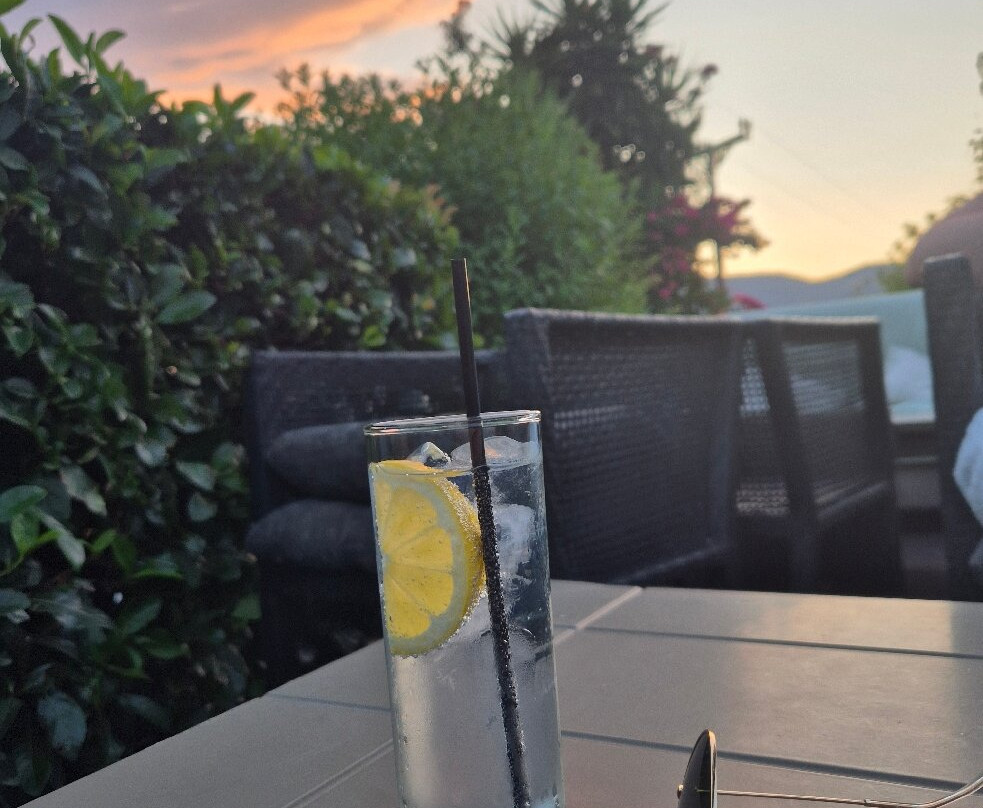 Sandy Bay Hotel主图