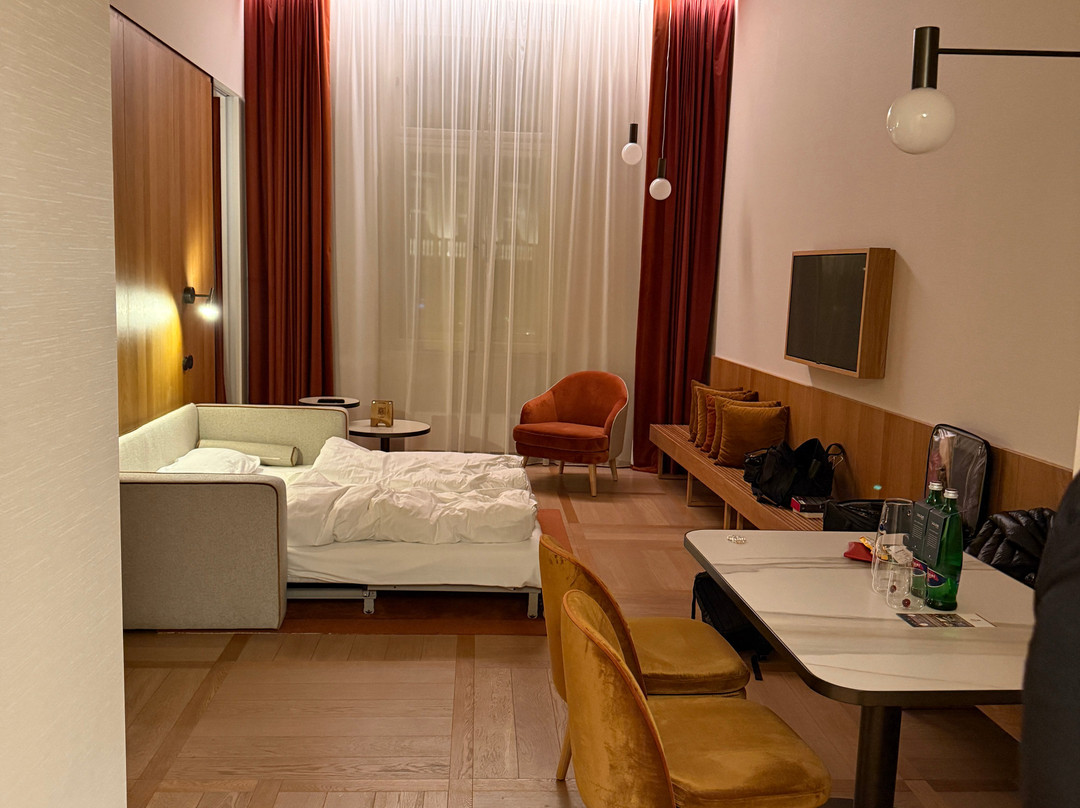 The Julius Prague主图