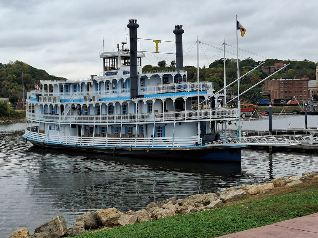 Riverboat Twilight-Le Claire必去景点