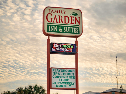 Family Garden Inn & Suites主图