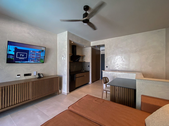 Royal Hotel and Suites主图