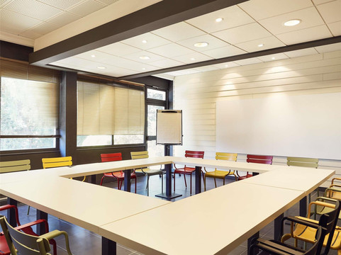 诺沃特图隆塞尼苏尔梅尔酒店