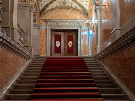 布达佩斯轻歌剧院-布达佩斯必去景点