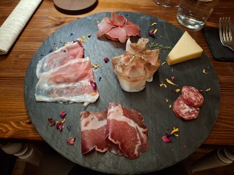 Baita la Jolie Bergere-官方