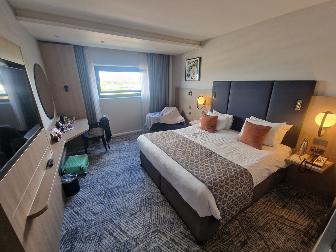 雷丁东皇冠假日酒店主图