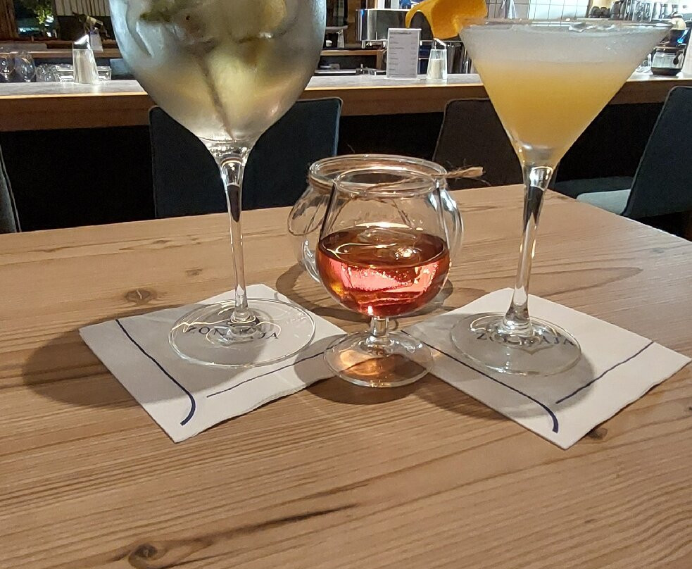 松塔加酒店主图