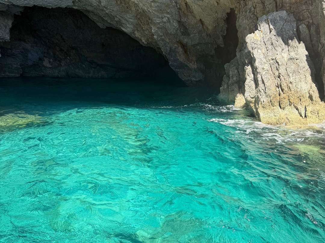 Fioro Boat Rentals-Agios Sostis必去景点