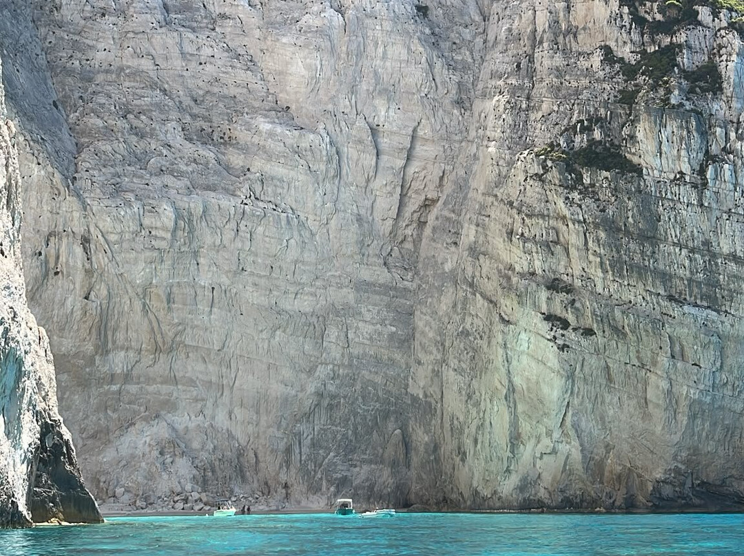 Shipwreck Boat Rentals by Nicol-Anafonitria必去景点