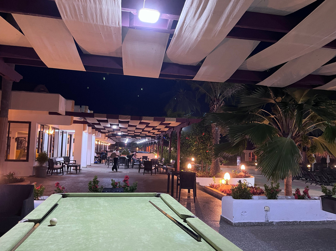 Sunbeach Hotel and Resort主图
