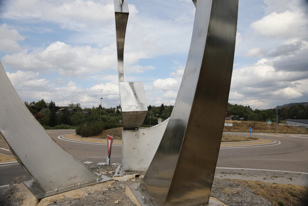 Sculpture le « Quatuor courbe »-Saint-Laurent-en-Grandvaux必去景点
