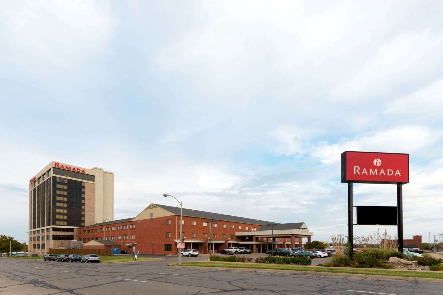 Ramada by Wyndham Topeka Downtown Hotel & Convention Center-官方