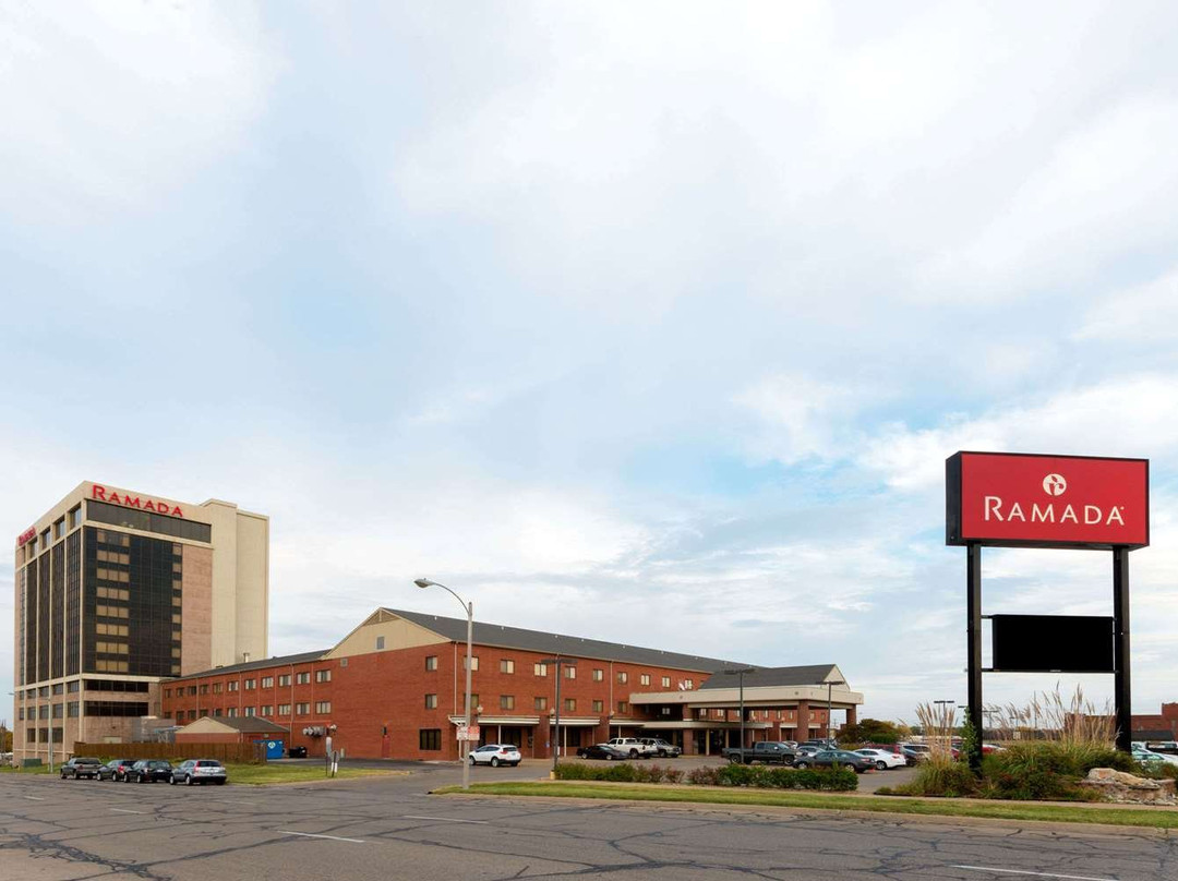 Ramada by Wyndham Topeka Downtown Hotel & Convention Center主图