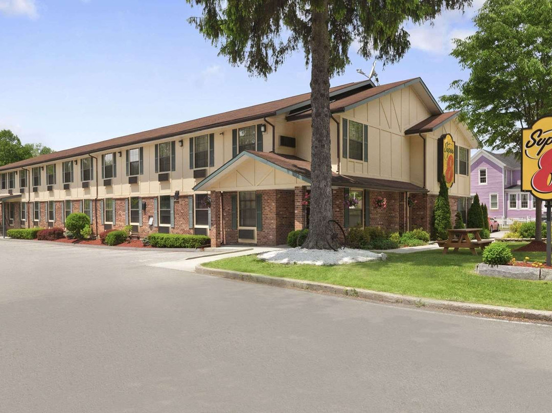 李/伯克夏/折扣店区速8酒店主图