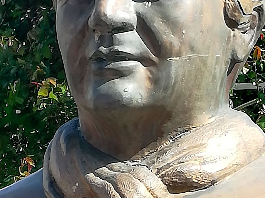 Monument Buste De François Truffaut-Saint Gratien必去景点