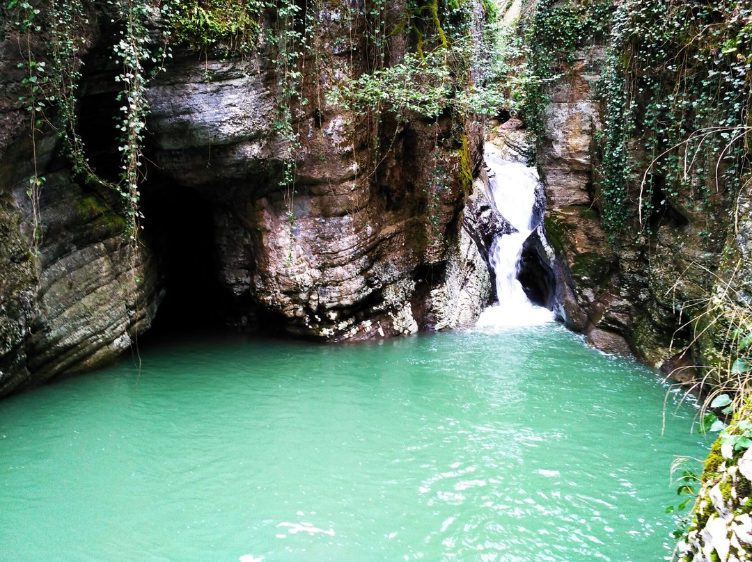 Agura Waterfalls景点图片