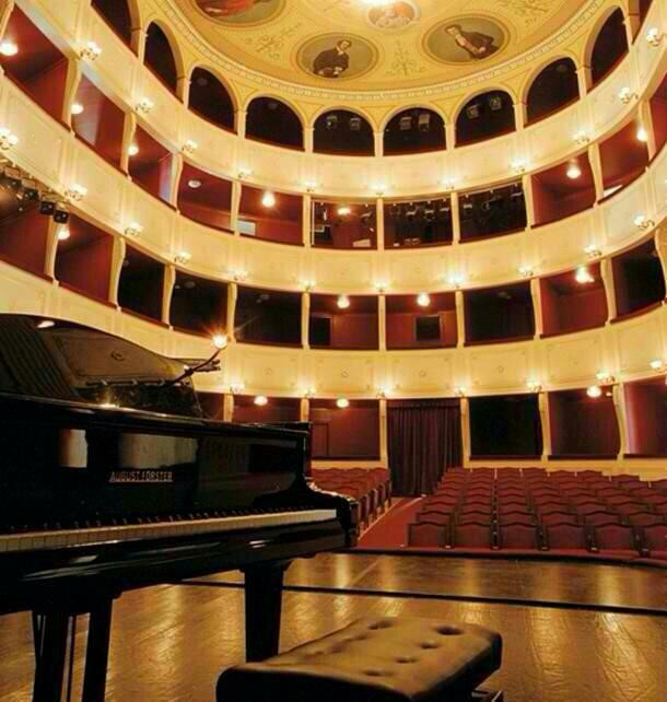 锡罗斯旅游景点-Theatro Apollon