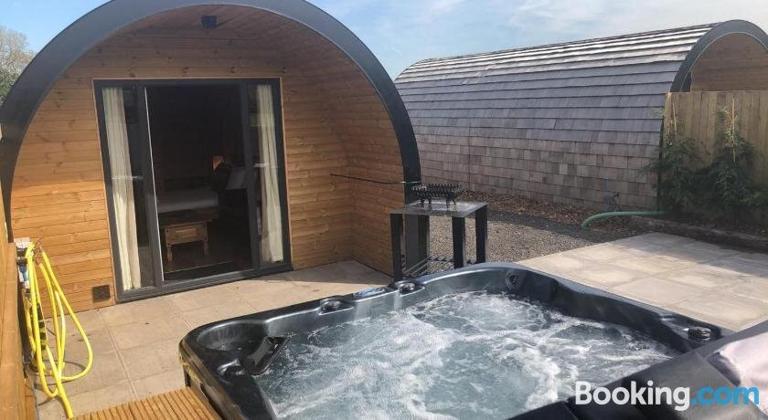 Superior Glamping Pod With Hot Tub