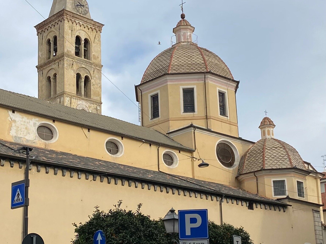 Parrocchia Collegiata di Sant'Ambrogio-阿拉西奥必去景点