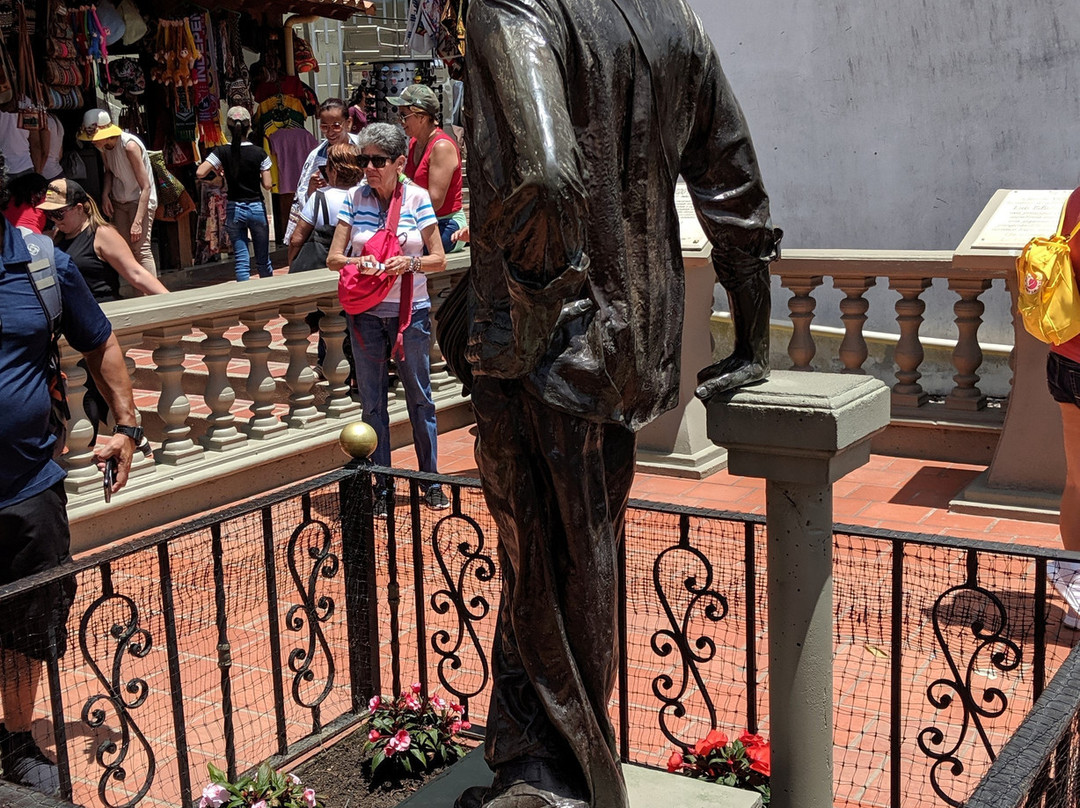 Statue of Don Luis Eduardo Villegas Lopez景点图片