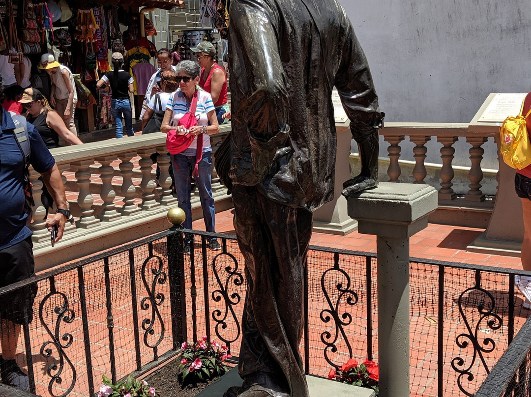 Statue of Don Luis Eduardo Villegas Lopez-Guatape必去景点