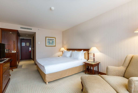 西方巴黎勒瓦卢瓦酒店主图