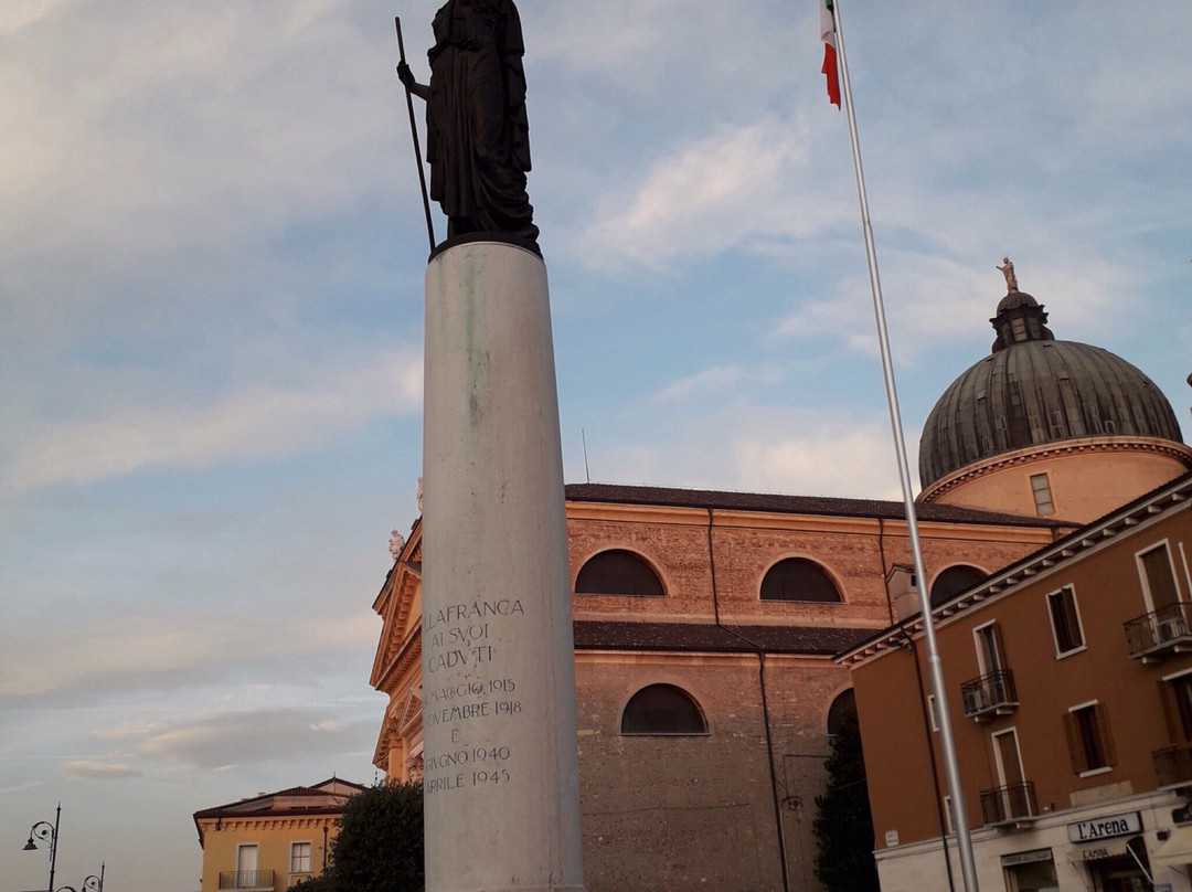 Monumento ai Caduti景点图片