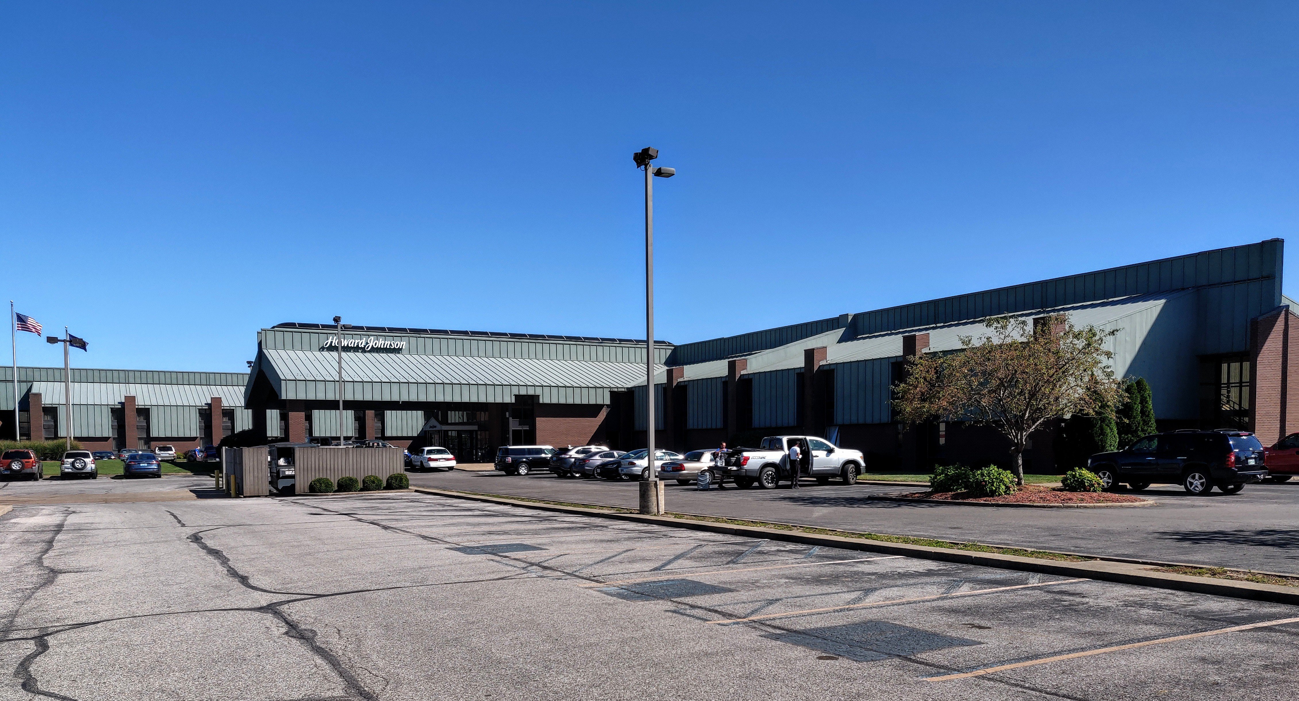 Howard Johnson by Wyndham Evansville East-浴室